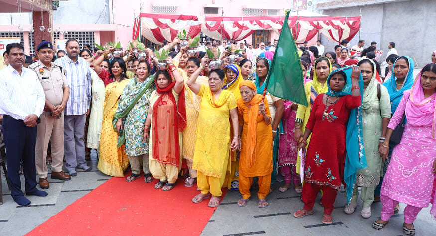 Women took out a Kalash Yatra on the occasion of Somnath Swabhiman festival and made people aware at the exhibition