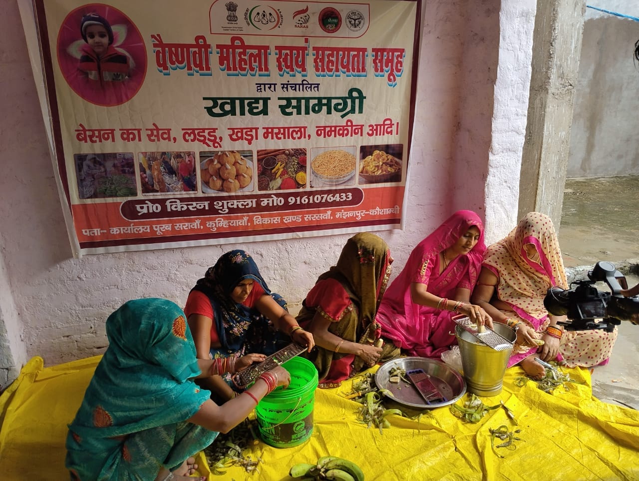 गुलाबी साड़ी में समूह की महिलाओं के साथ काम करती किरन शुक्ला। स्रोत: स्वयं