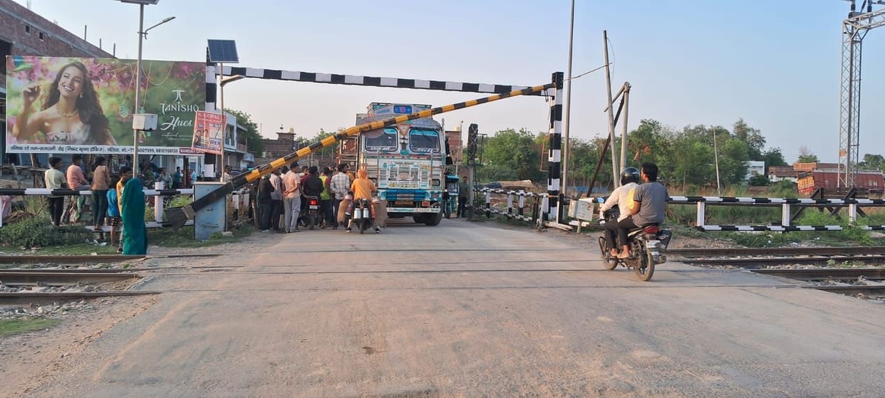 Railway crossing boom breaks due to truck collision