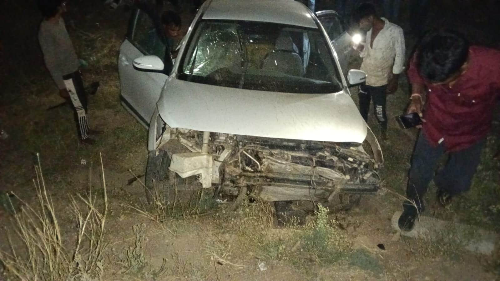 हादसे के दौरान कार हुई छत्तीग्रस्त