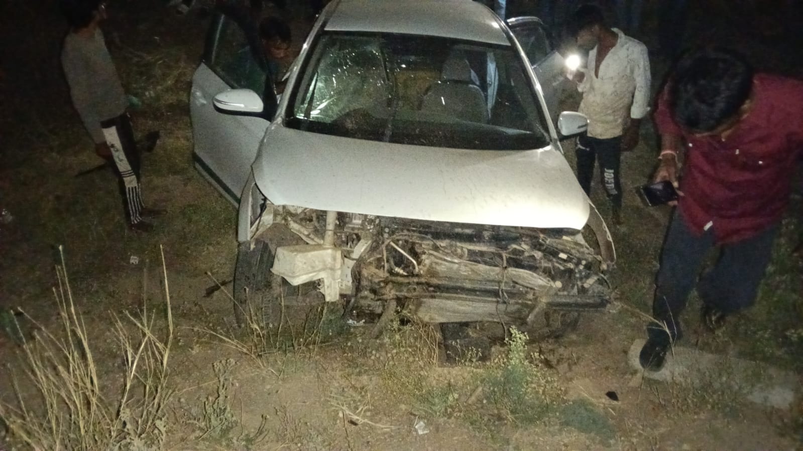 हादसे के दौरान कार हुई छत्तीग्रस्त