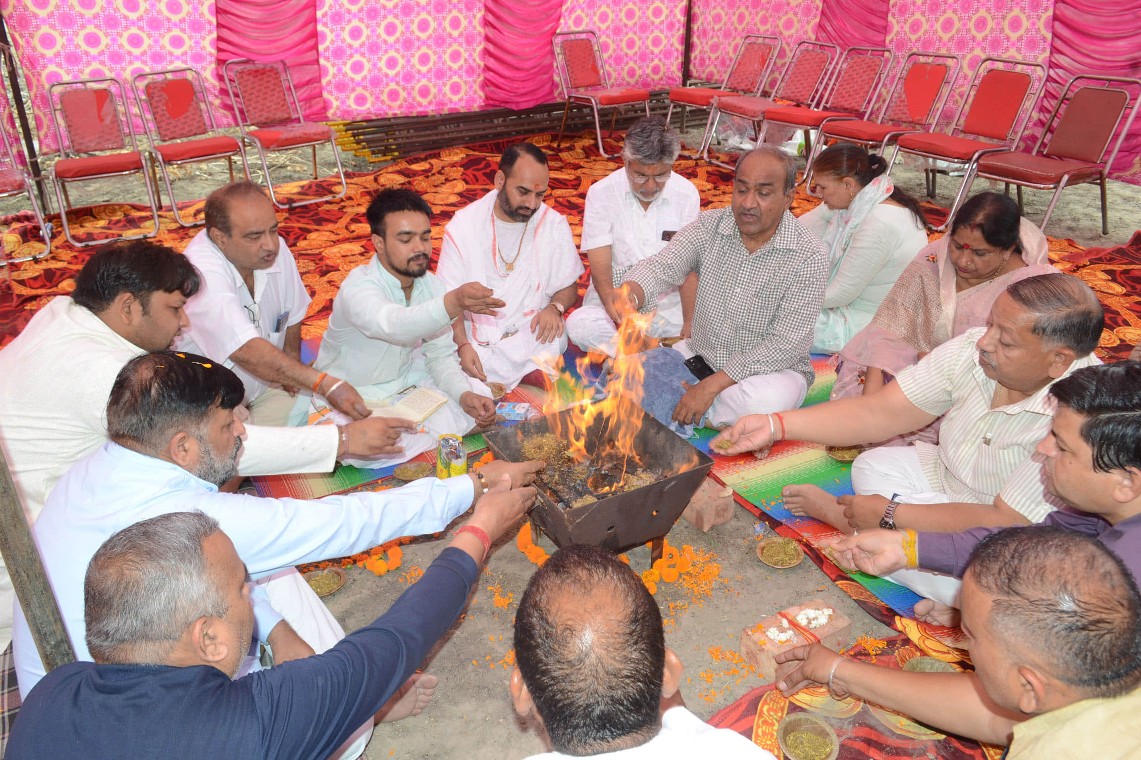 हवन में आहुति डालते श्री कृष्ण कृपा जीओं गीता परिवार के सदस्य। संस्था