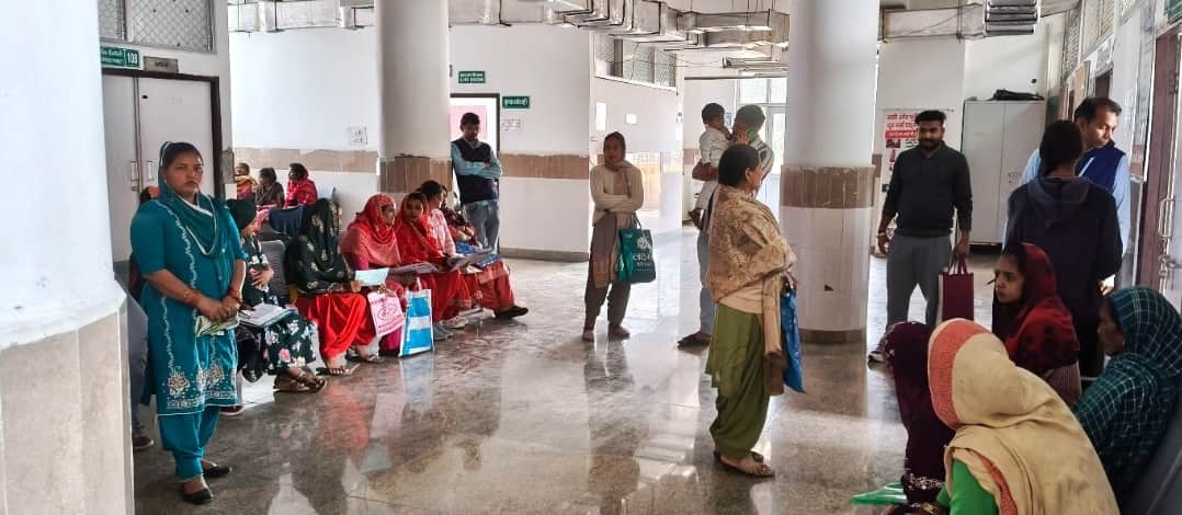 इंद्री नागरिक अस्पताल में मौजूद मरीज़ संवाद