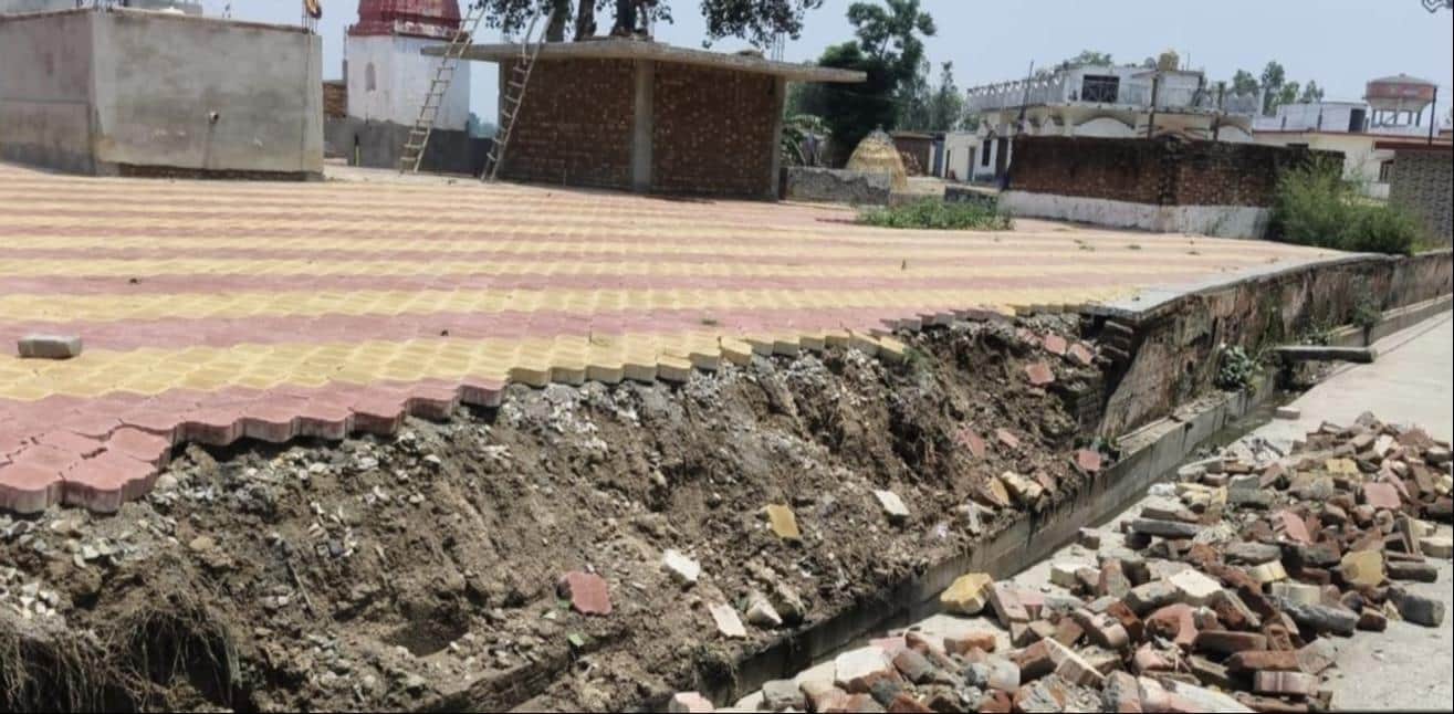 जलालाबाद में मंदिर की गिरी दीवार। संवाद