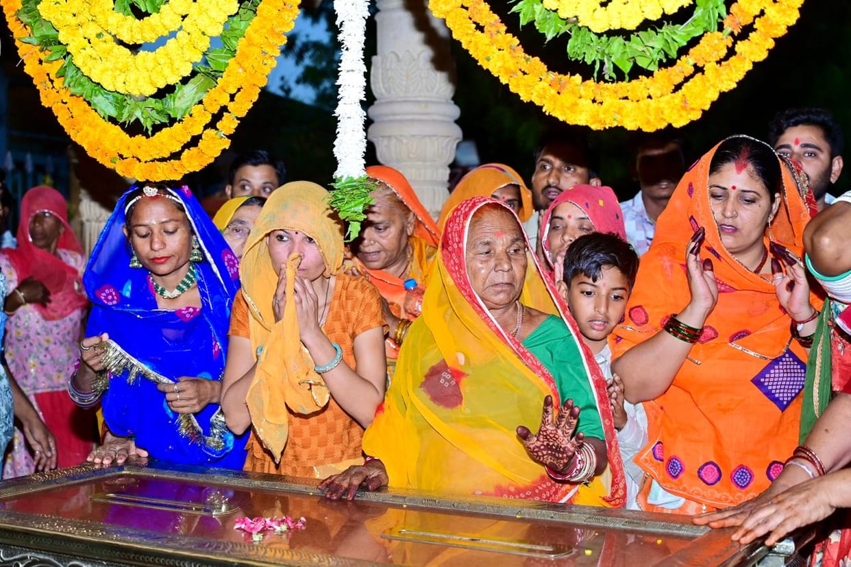 Balotra News: Massive Crowd Gathers at Jasoldham Amid Scorching Heat, Religious Events Continue Throughout Nav