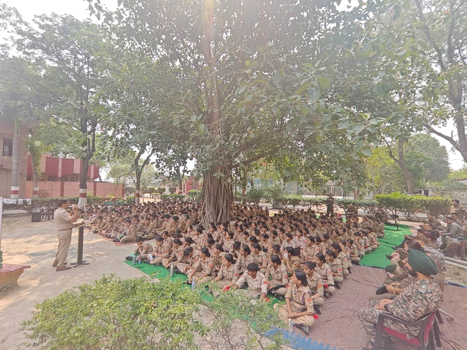 कैडेट्स को सड़क सुरक्षा के प्रति जागरूक करते  एएसआई अजय कुमार। संस्थान