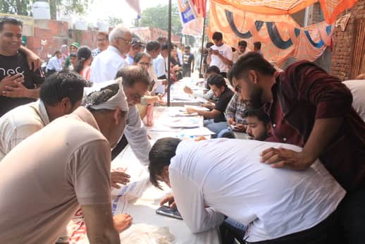 कुजपुरा सरपंच पद के उपचुनाव में वोट डालने के लिए लिस्ट में अपना नाम देखते लोग। संवाद