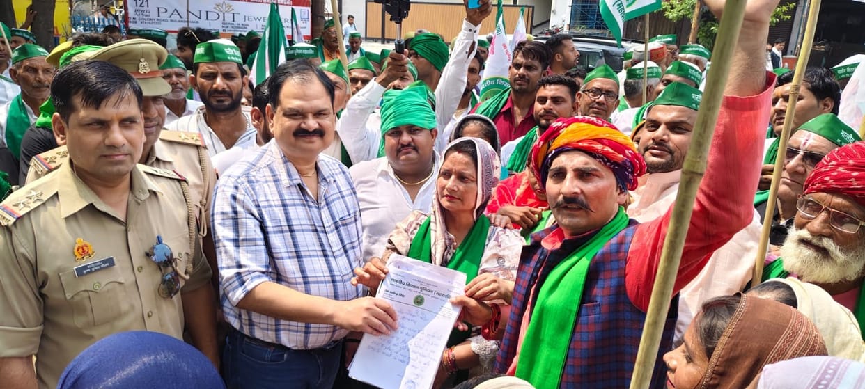 Demonstration at the Collectorate demanding cleaning of the Kali River
