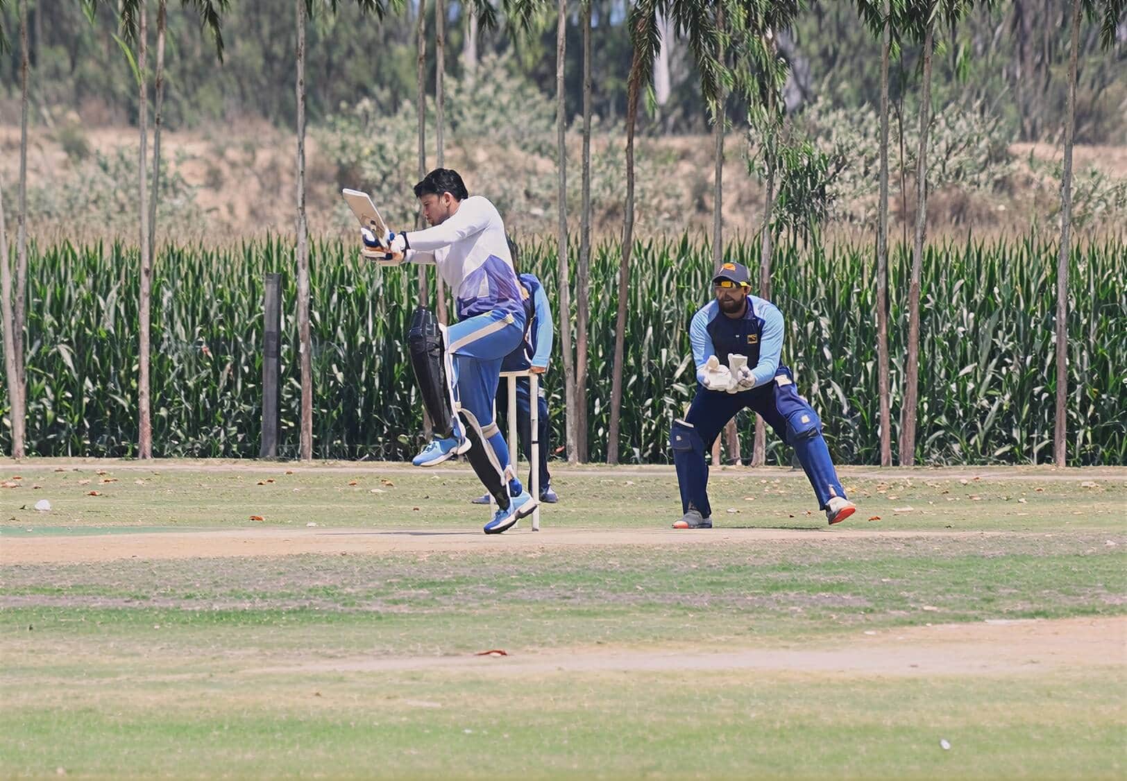 क्रिकेट मुकाबले में शाॅट मारता खिलाड़ी। संवाद