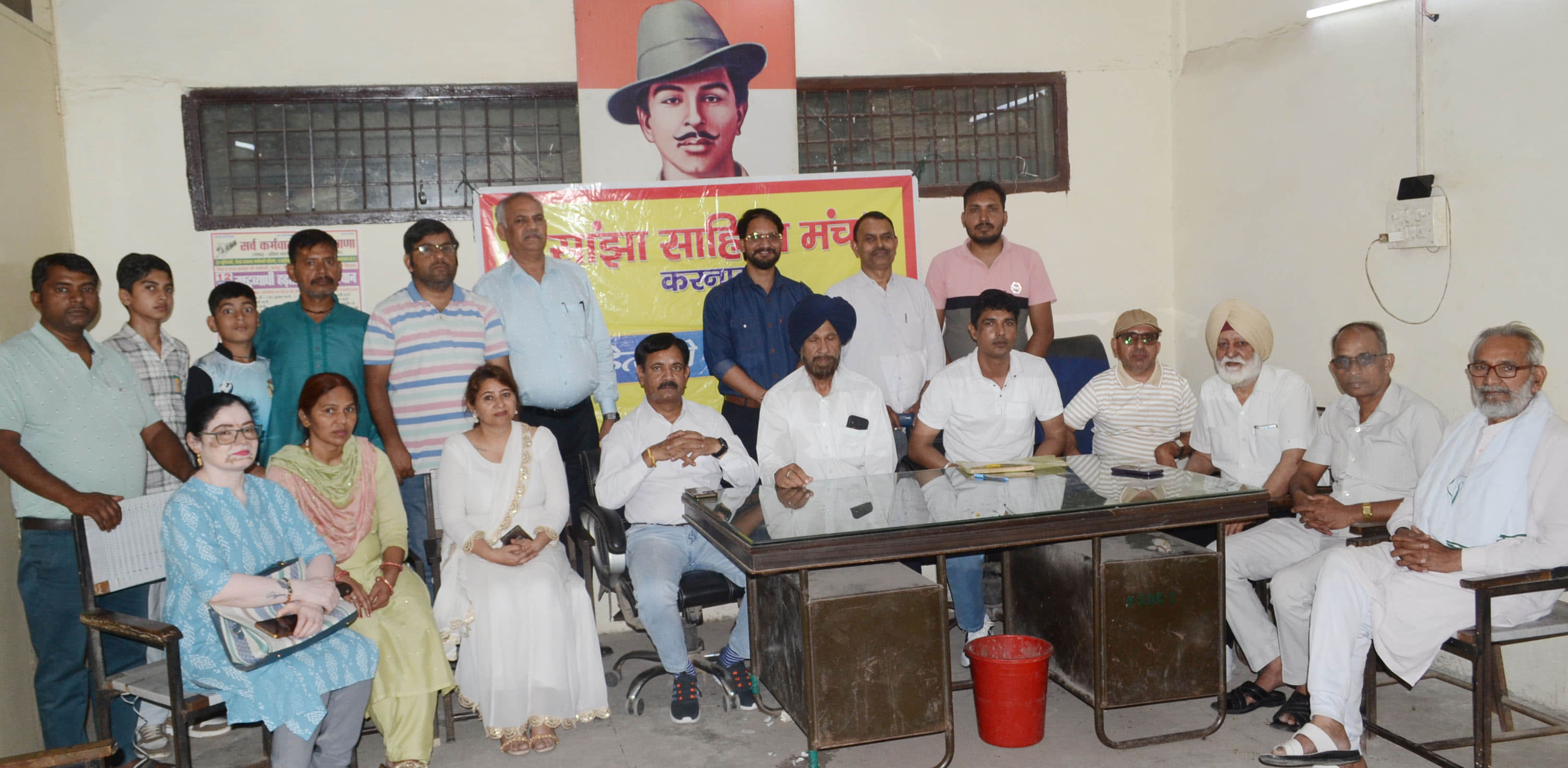 काव्य गोष्ठी मे मौजूद कवि