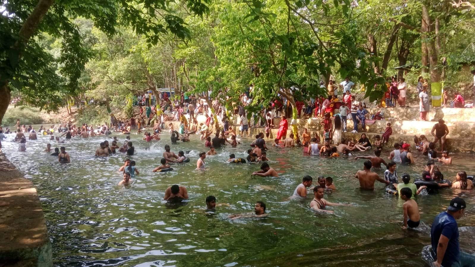 लच्छीवाला स्थित नेचर पार्क में जल क्रीड़ा करते पर्यटक। विभाग