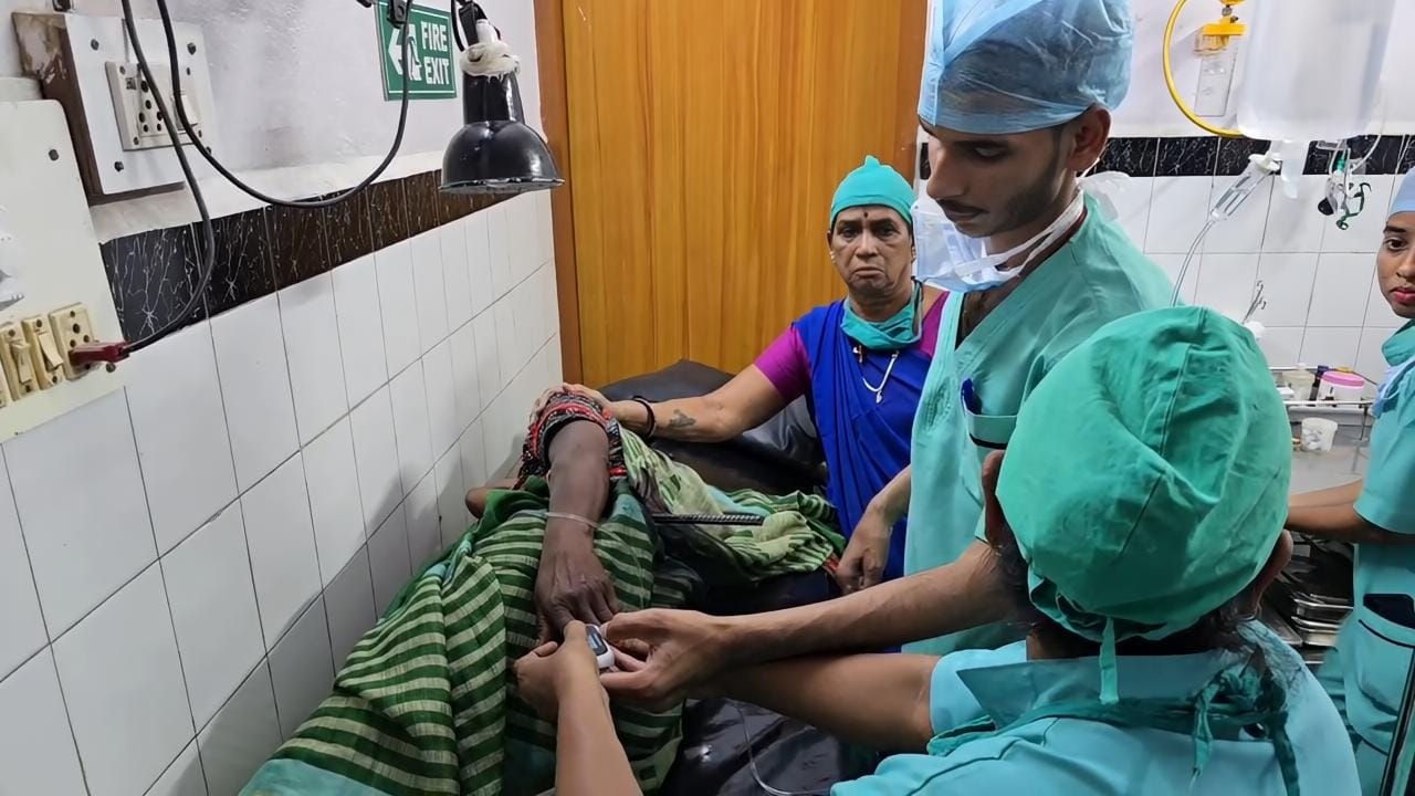 महिला की पीठ में निकला सरिया