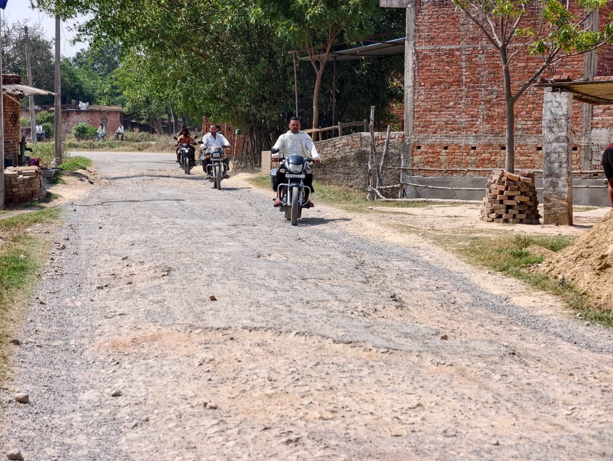 Pebbles were uprooted on the Bhatkol-Bandighat road