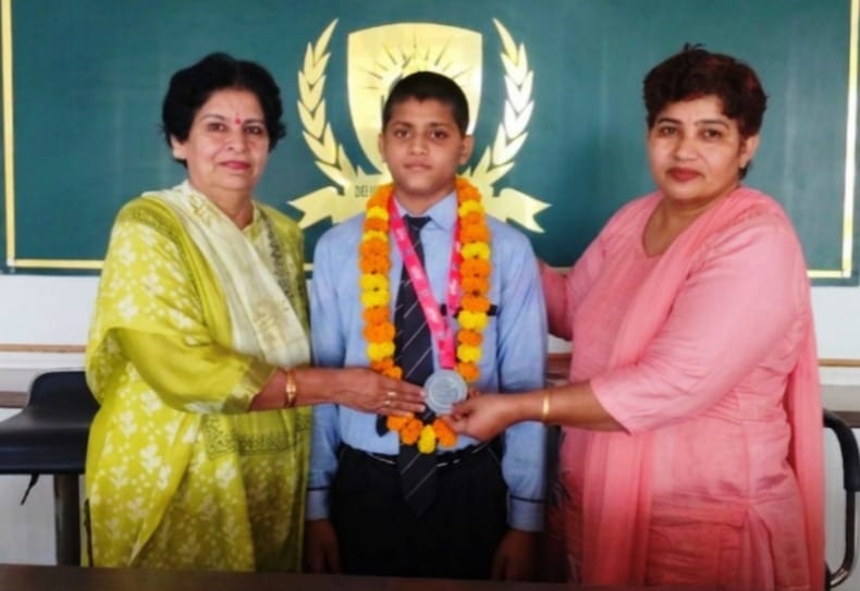 Manish won the silver medal in the Haryana Dangal Festival.