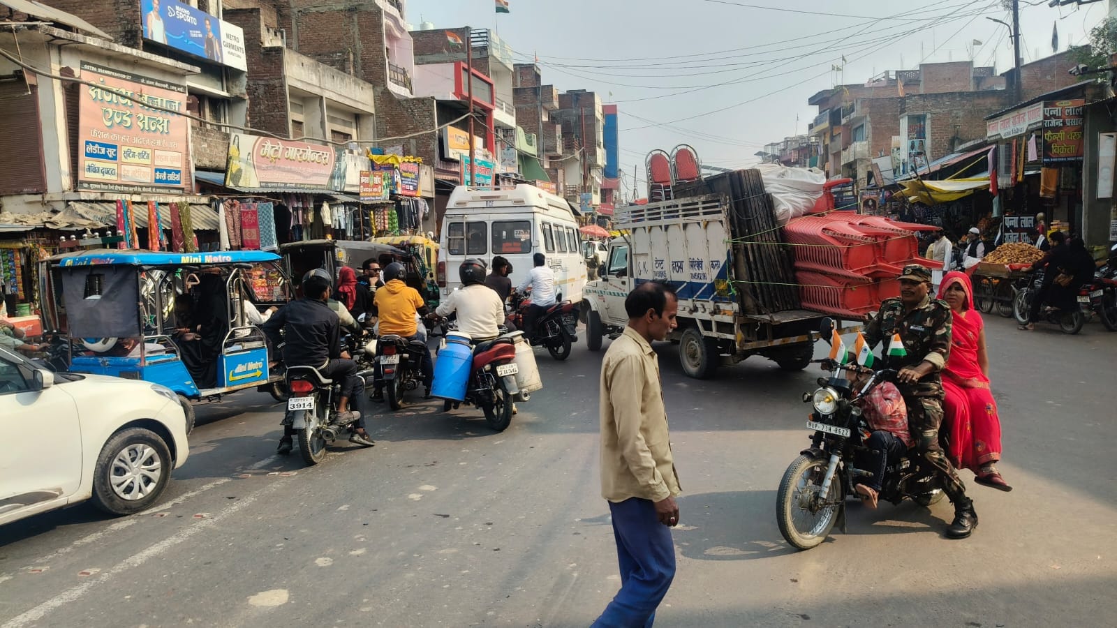 मूरतगंज बाजार में लगा जाम। संवाद