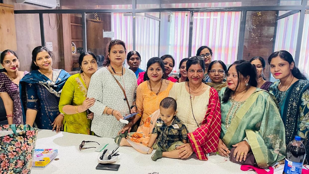Women of Agarwal Vaishya Samaj celebrated Mother's Day by cutting a cake.