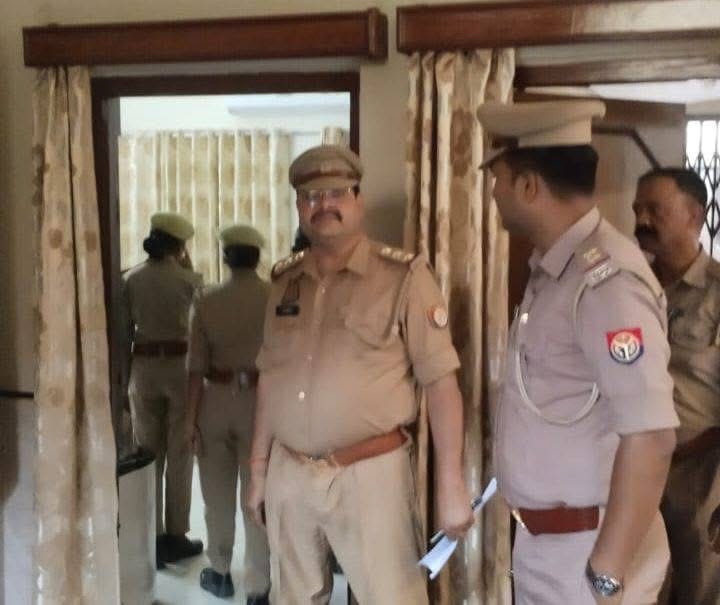 Police reached the house of the former chairman in search of gangster Afsha Ansari, searched for an hour