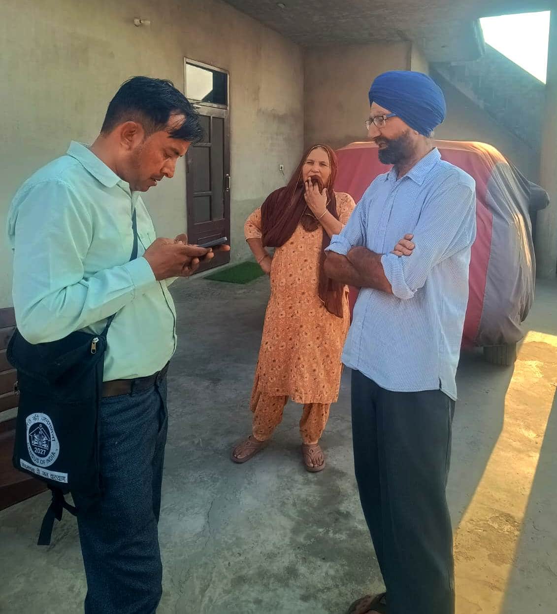 .निगदू में जनगणना करते शिक्षक अनूप सिंह व बिक्कू कुमार। संवाद