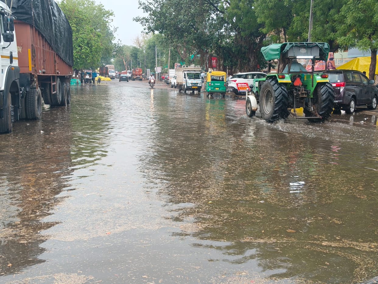 Heavy rain in the morning drenched crops in the market, waterlogging affected traffic.