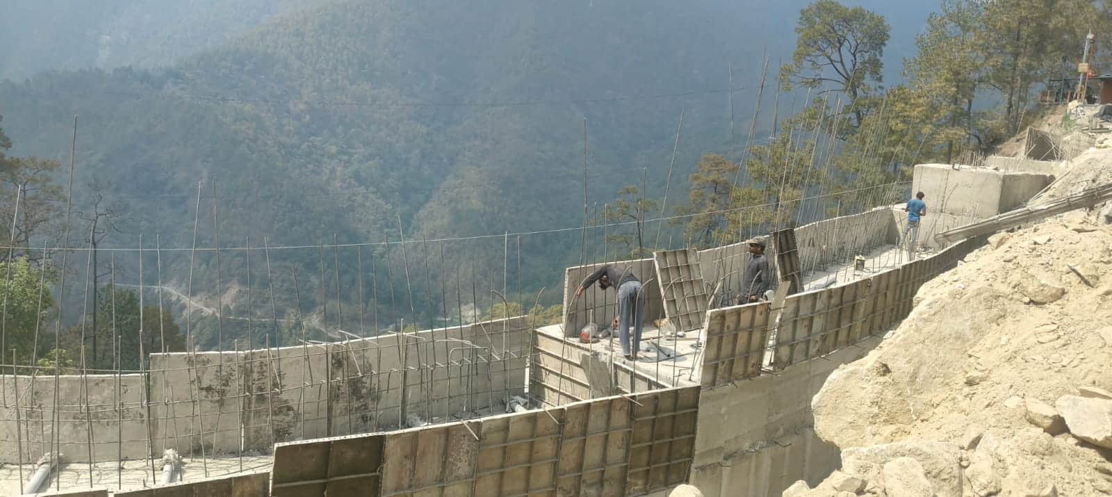 पिथौरागढ़-टनकपुर एनएच पर स्वाला डेंजर जोन पर सड़क के नीचले हिस्से पर चल रहा काम। संवाद