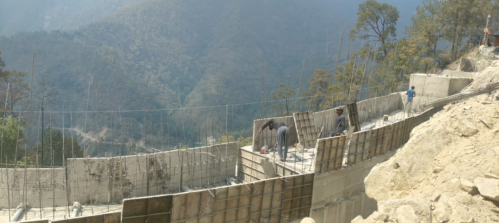 पिथौरागढ़-टनकपुर एनएच पर स्वाला डेंजर जोन पर सड़क के नीचले हिस्से पर चल रहा काम। संवाद