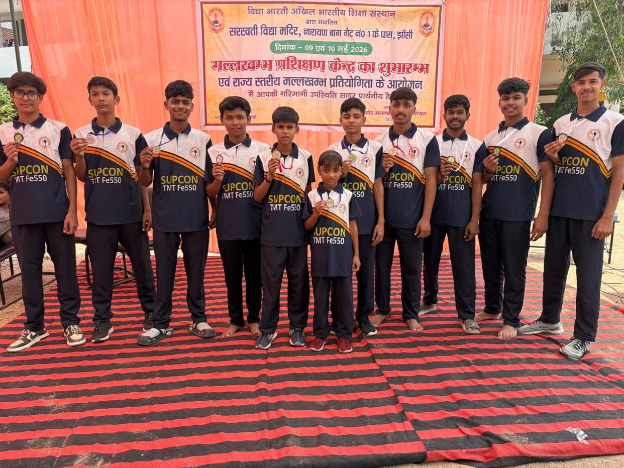 Excellent performance of Mallakhamb players from Agra in Jhansi
