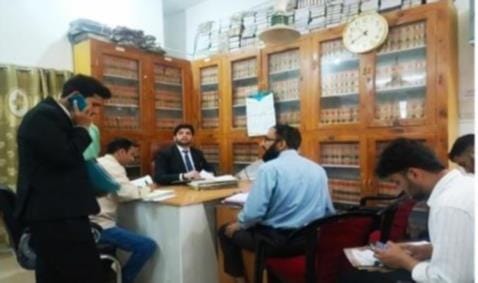 रामबन में राष्ट्रीय लोक अदालत में सुनवाई करते जज।