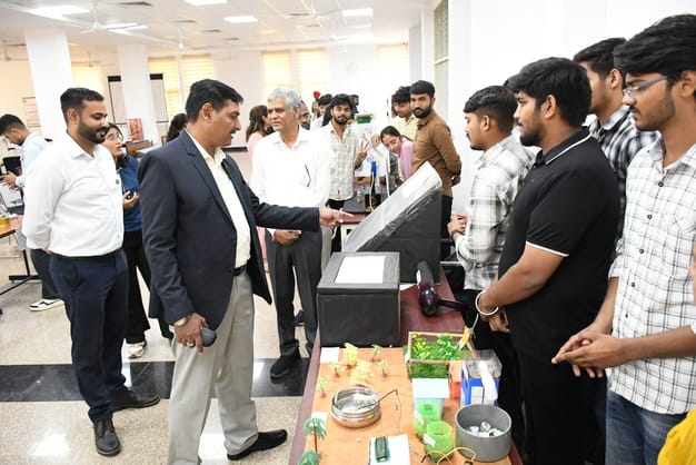 The winners of the quiz and model exhibition were honored.