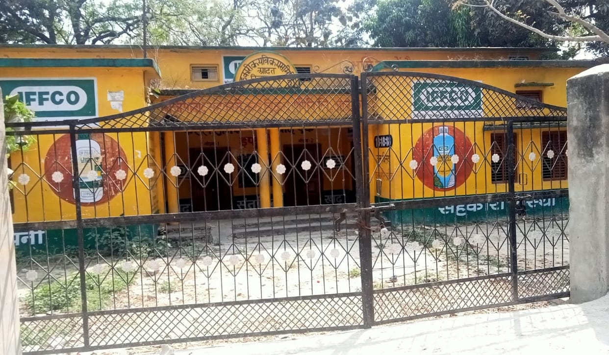 The cooperative society connected to 500 villages and 7 blocks has been closed for two years.
