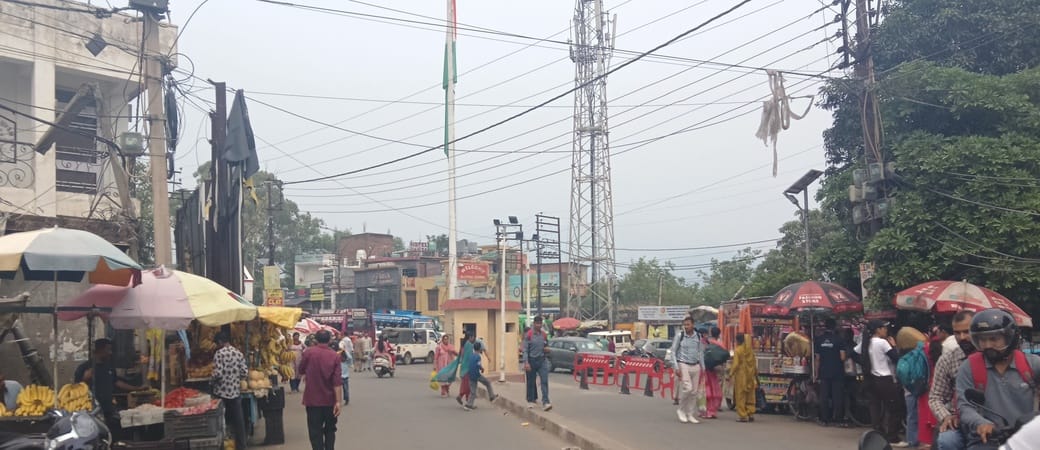 सलाथिया चौक पर वाहनों की आवाजाही रोकने के लिए लगे बैरियर। 