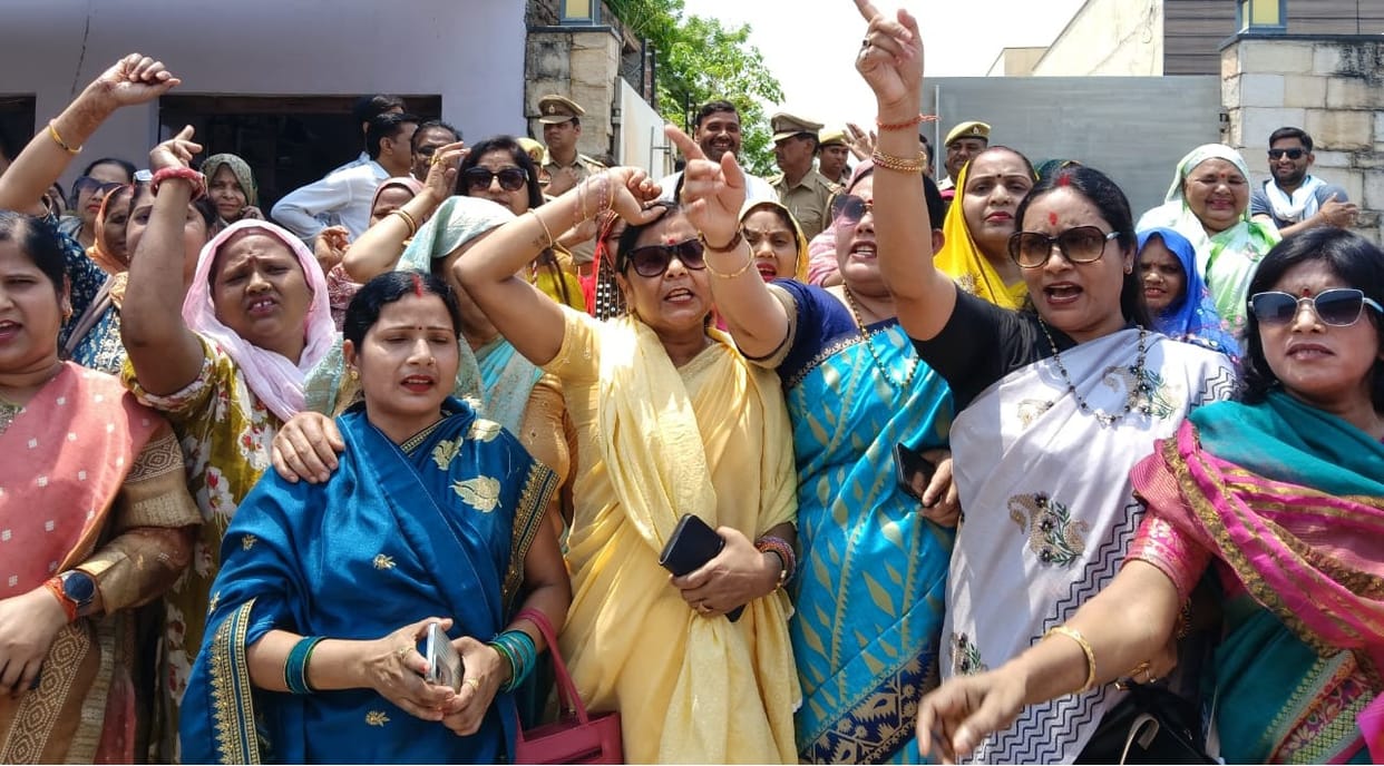 Protest at MP's residence against Women's Reservation Bill