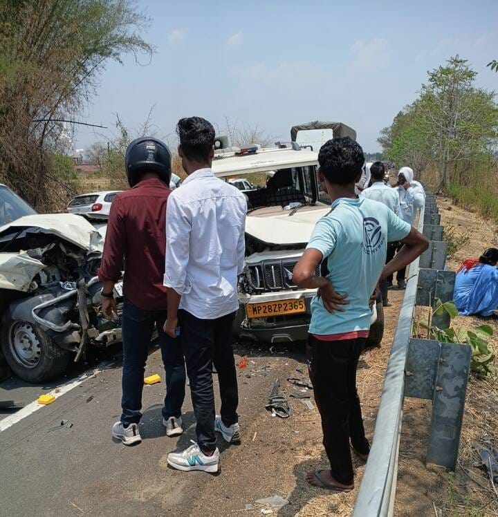 सड़क हादसे में घायल