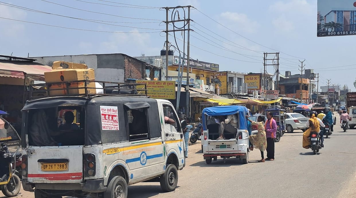 Stands have been set up wherever desired in the city, causing traffic jams.