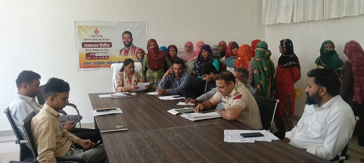 Women demanded the removal of the liquor shop.