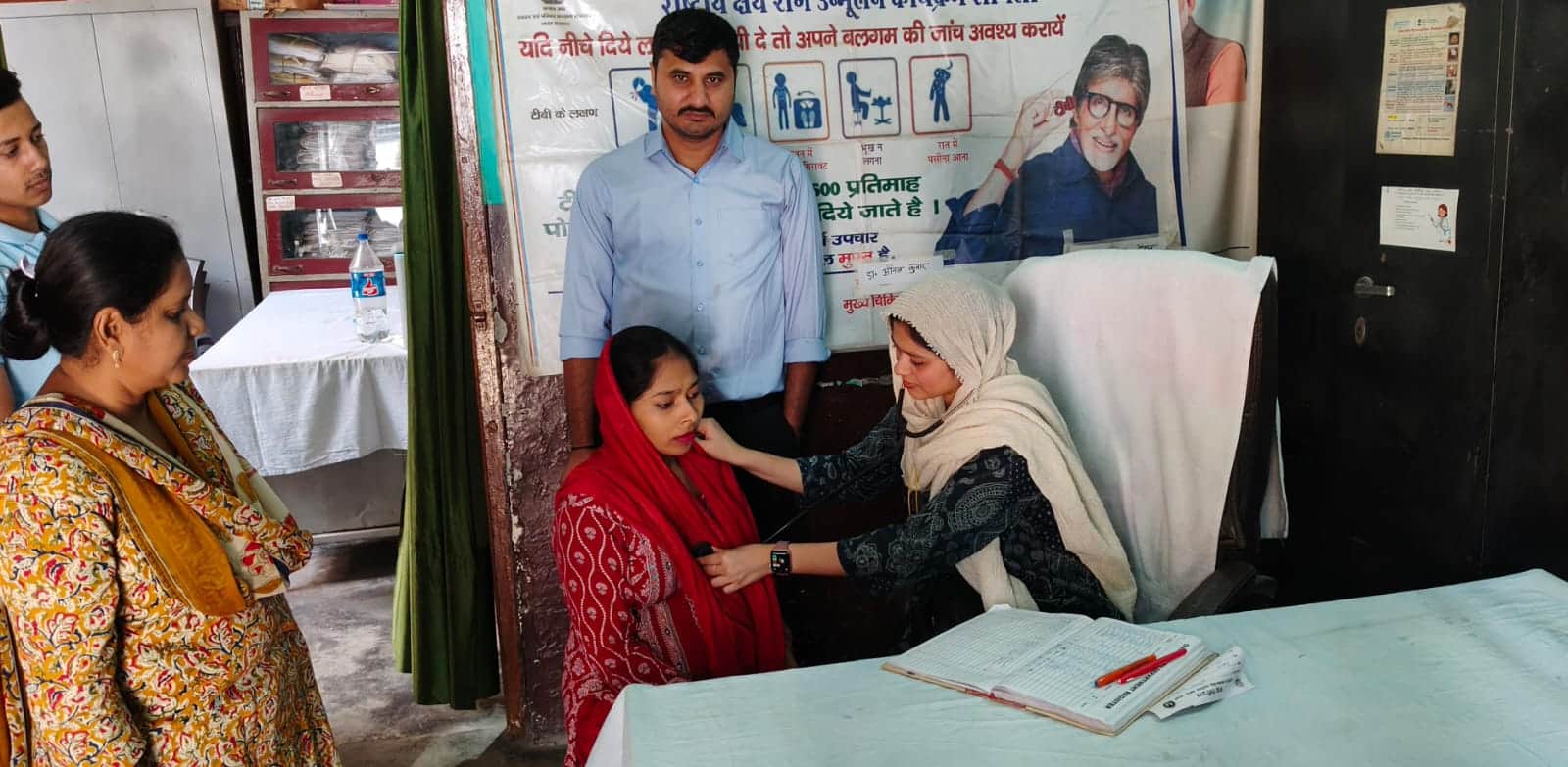 शामली के मोहल्ला पंसारियान स्थित पीएचसी पर मरीजों की जांच करती चिकित्सक। संवाद