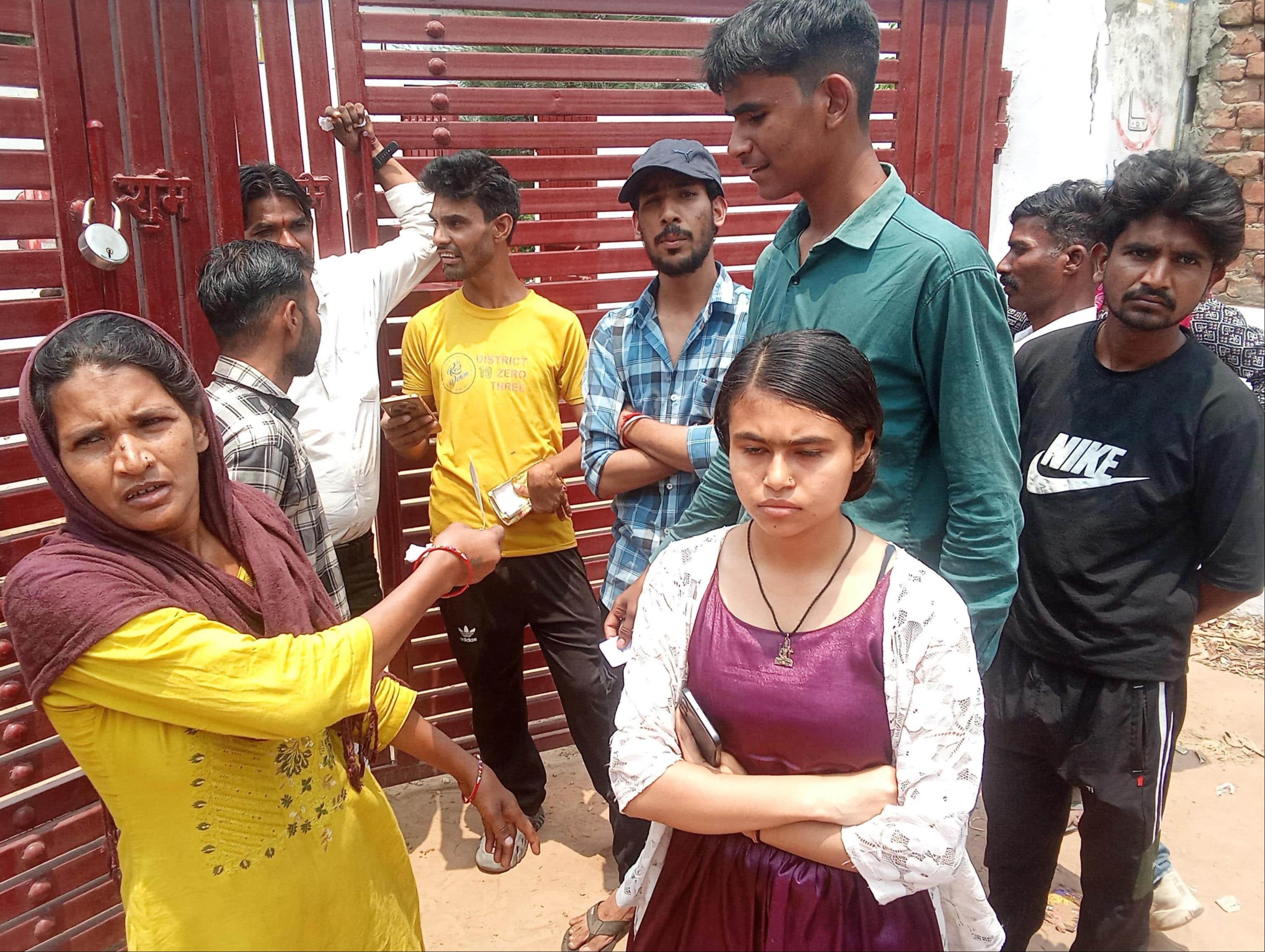 शामली क्षेत्र के गांव गोहरनी  में गैस गोदाम पर सिलिंडेर न मिलने पर हंगामा करते उपभोक्ता । संवाद