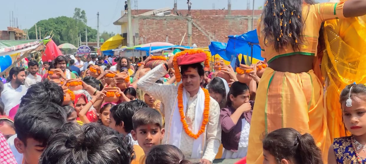Villagers took out a Kalash Yatra with devotion and jubilation, marking the commencement of the Shrimad Bhagavat Katha.