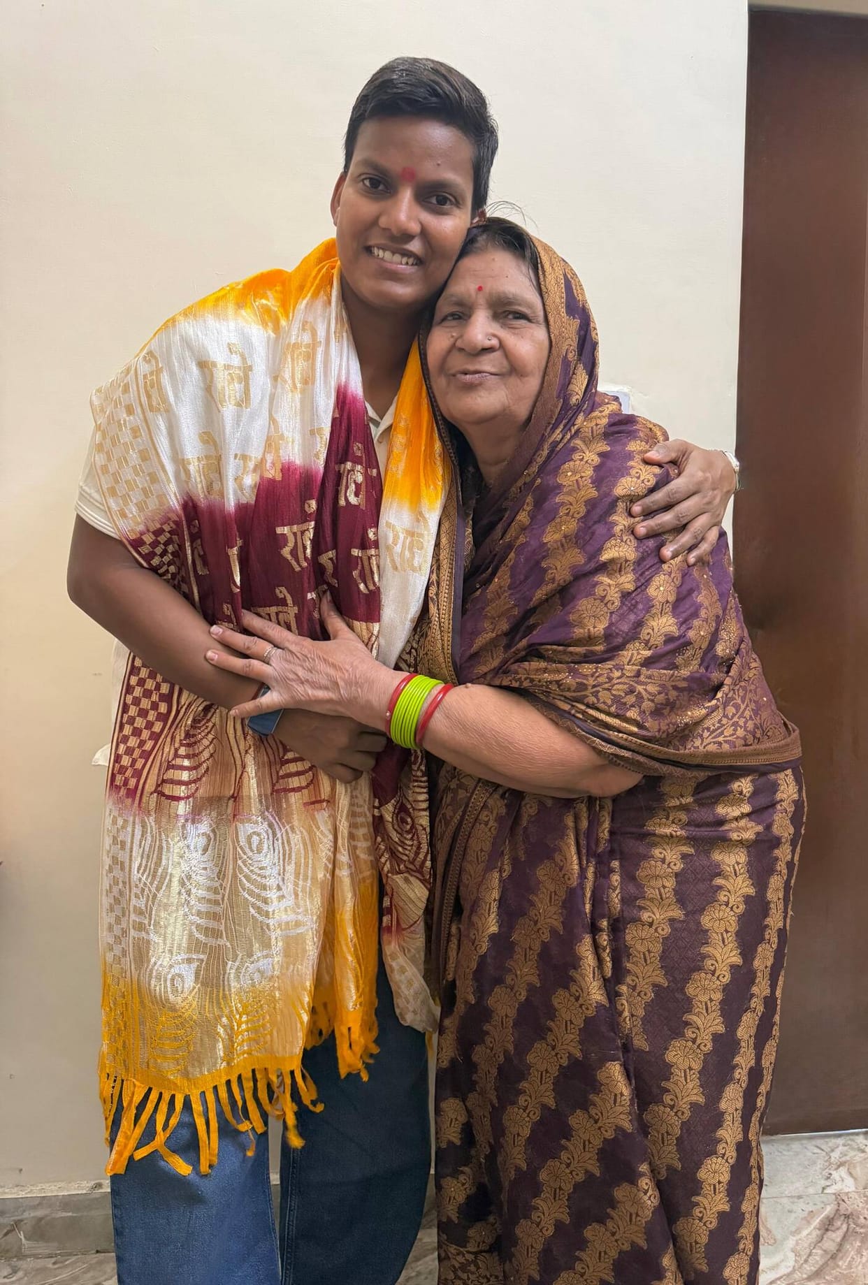Dhruv sends a cake to his mother on Mother's Day, Deepti calls to express her love.