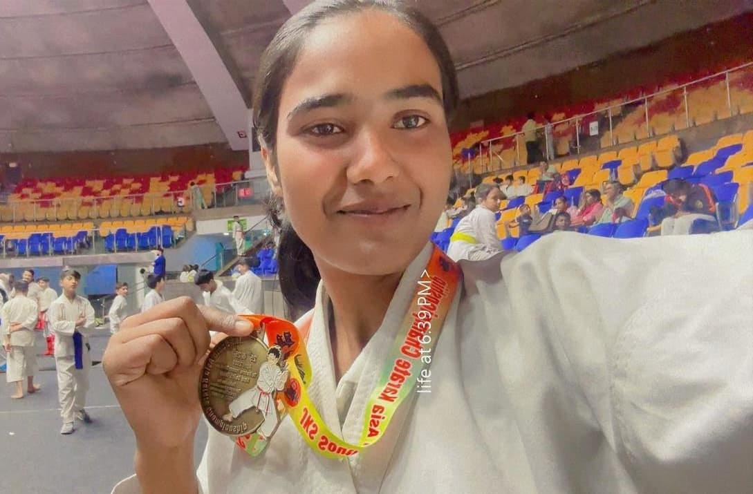 Aarti won the gold medal in the South Asian Karate Championship.