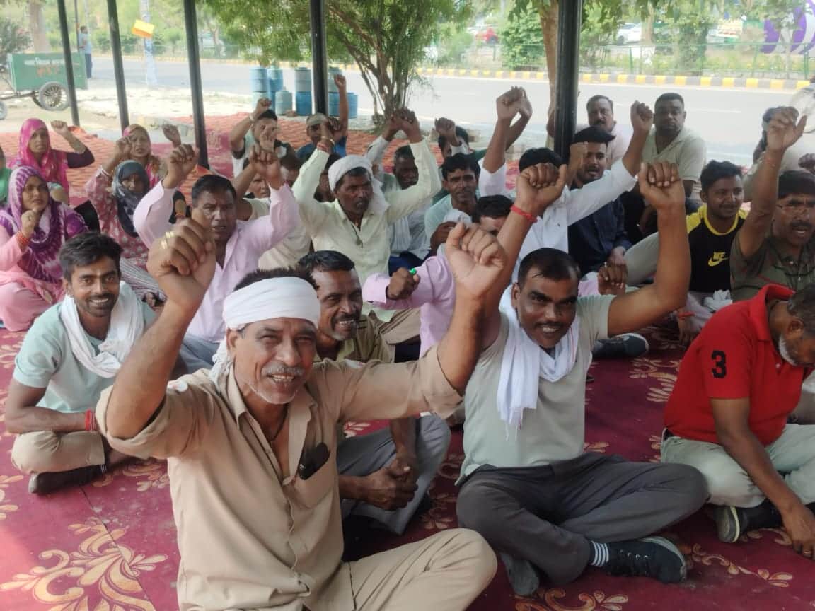 धरने पर बैठे नगर निगम के सफाई कर्मचारी । संगठन