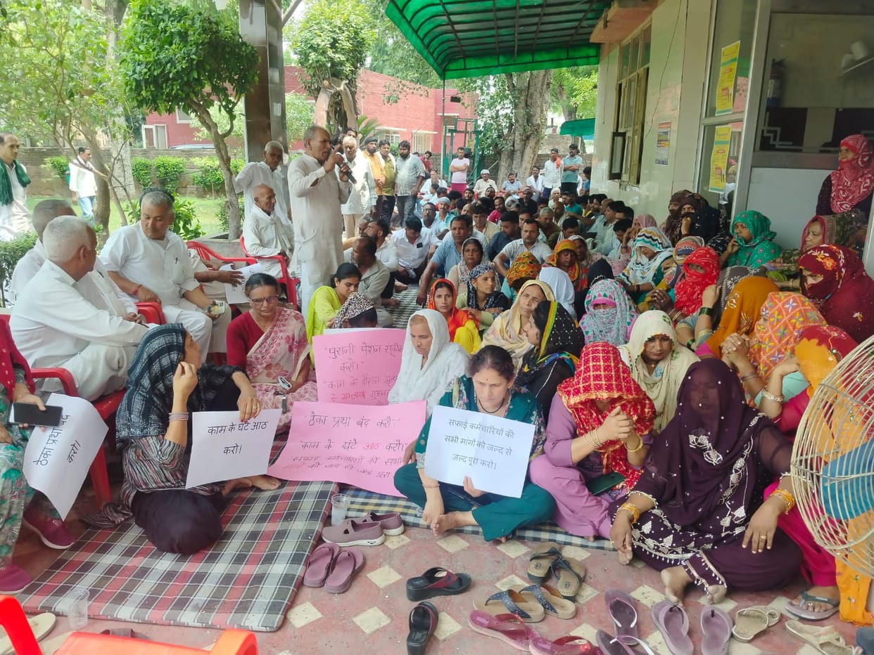 Striking workers receive support from organizations, 300 tons of garbage collected