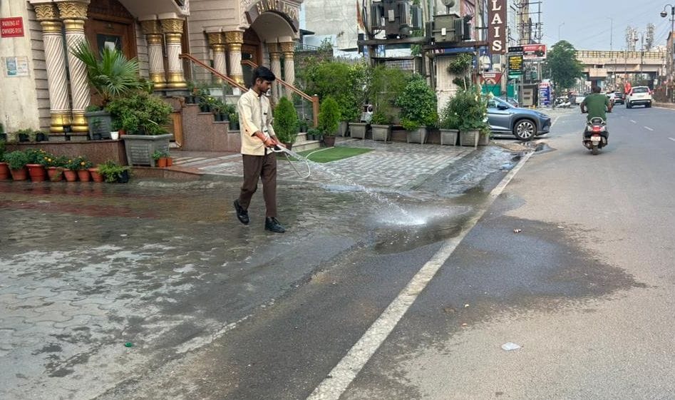 Open wastage... thousands of liters of water flowing every day, department unaware