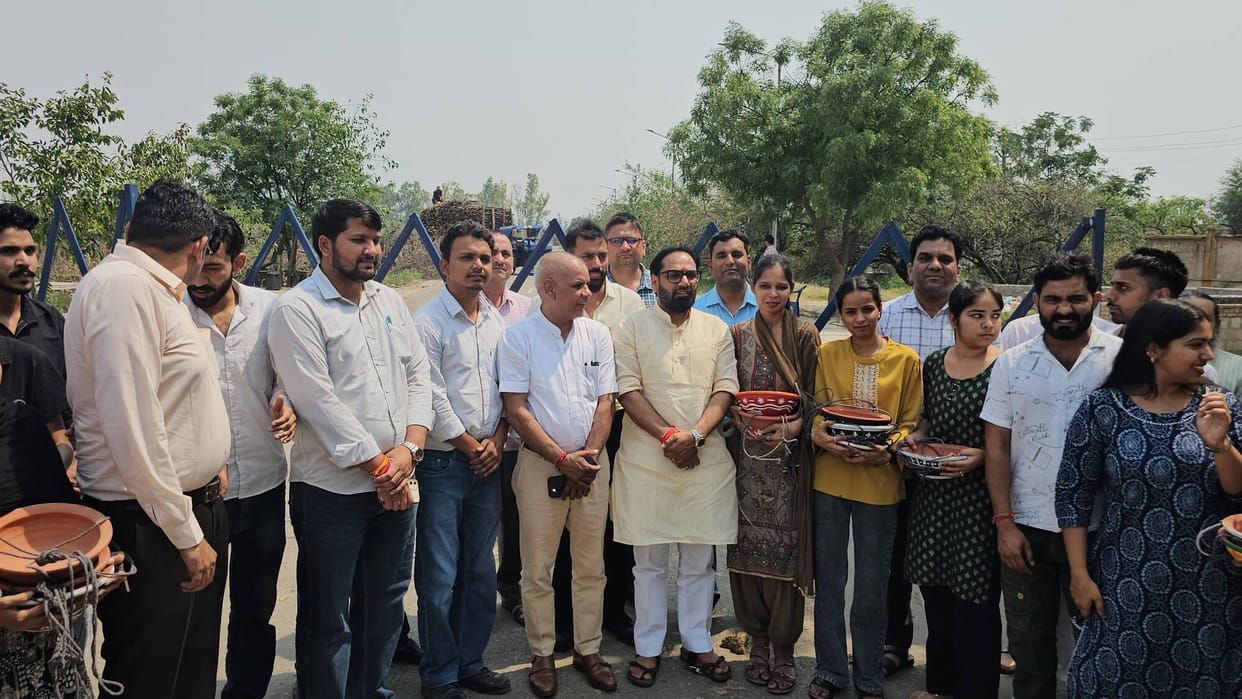 The ABVP launched the 'Sakora' campaign, placing water vessels for birds.