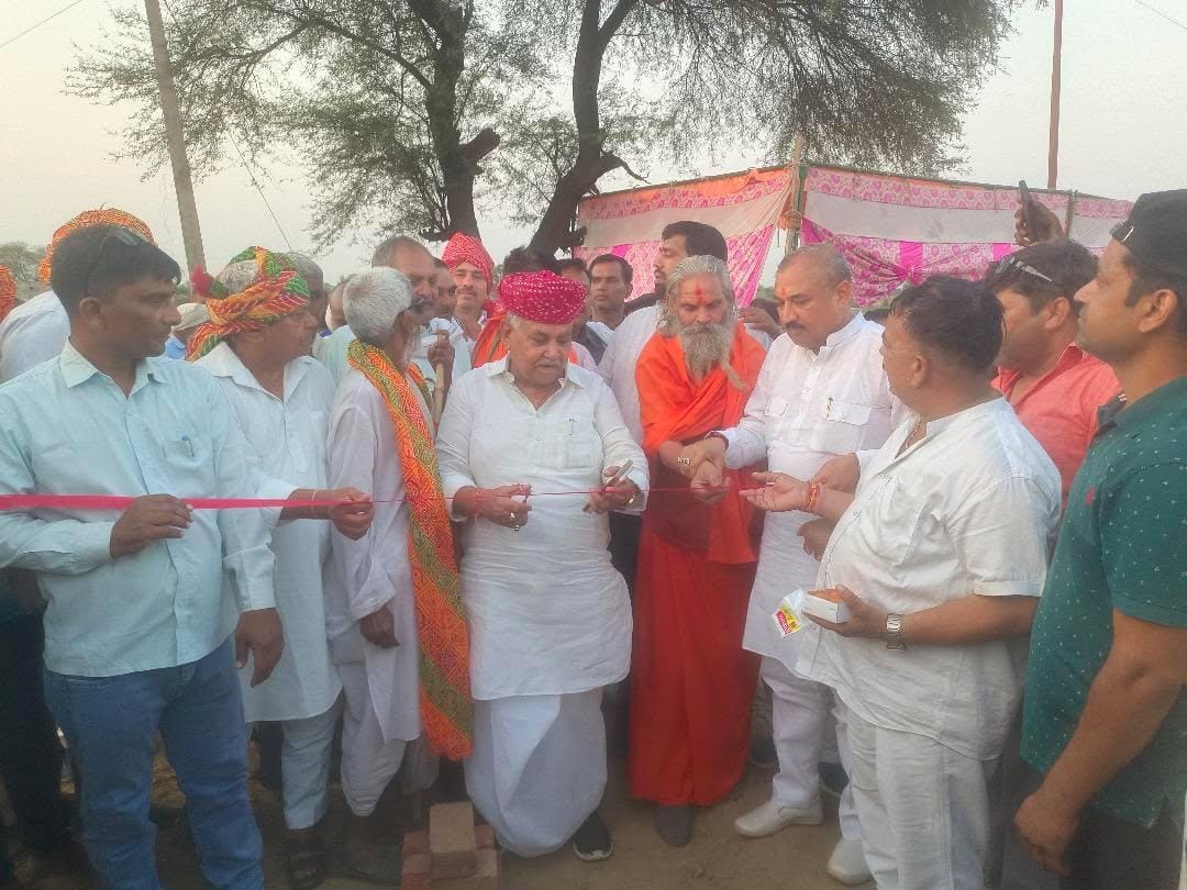 MLA Babulal attended the Urs of Papri Wale Baba and inaugurated the fair by cutting the ribbon. The organizing committee put forward a demand for the construction of a community hall in the locality, and the MLA gave an assurance that it would be built.