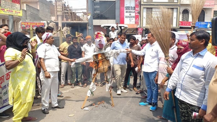 Sanitation workers burnt the effigy of the Municipal Minister at Ambedkar Chowk.