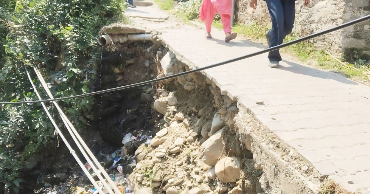 Danger increased due to the pole falling on the way to school in Aani