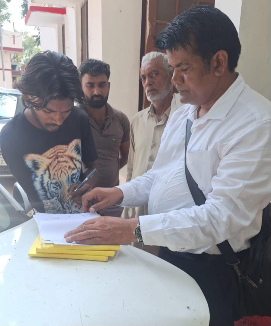 Two youths were caught mixing dirty water in milk.