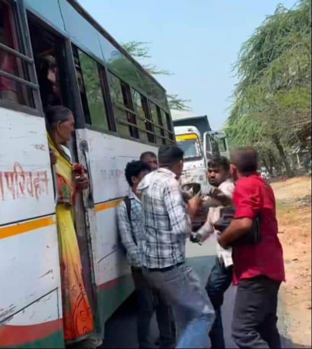 आवागढ़ में रोडवेज बस चालक को पीटता डंपर चालक। स्रोत वीडियो ग्रेव