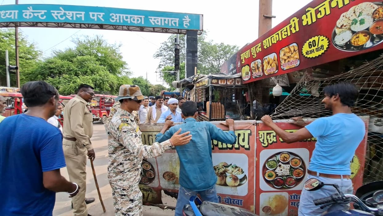 Anti-encroachment drive conducted from Railway Station Road to Pushpraj Square