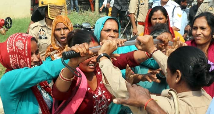 बिजनौर जिला कारागार में बंदी की मौत के बाद पोस्टमार्टम हाउस पर महिला पुलिसकर्मी के साथ भिड़ती 